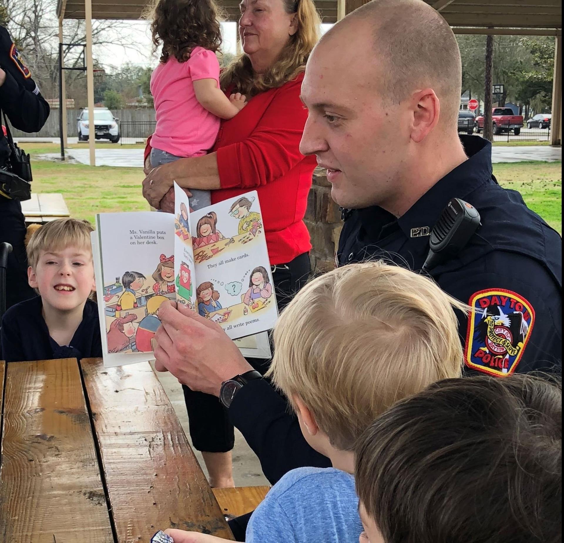 Police Officer reading to kids