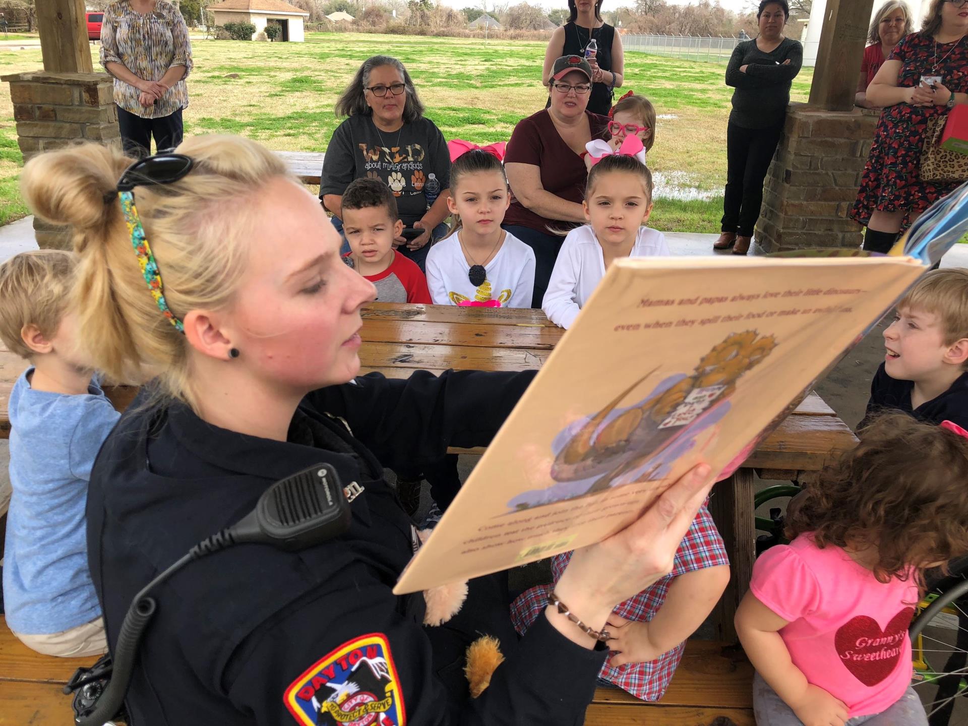 Police Officer reading to kids (2)
